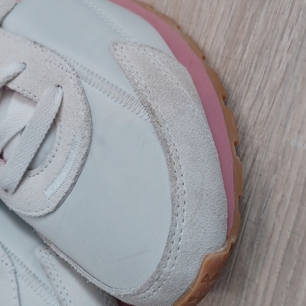 Size 9.5 - UNDER ARMOUR sneakers. White & pink gym shoes. Round toe lace closure - Picture 8 of 16